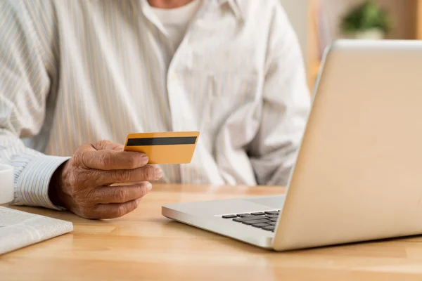 Leeftijd man per creditcard — Stockfoto