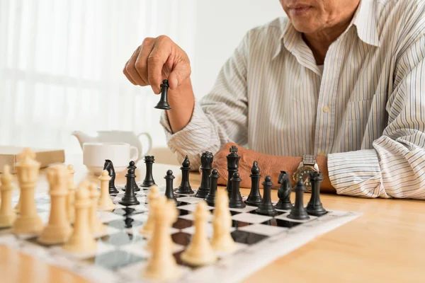 Man playing chess — Stock Photo, Image