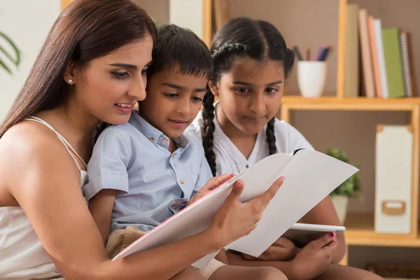 Indian woman reading fairytale to kids — Stock Photo, Image