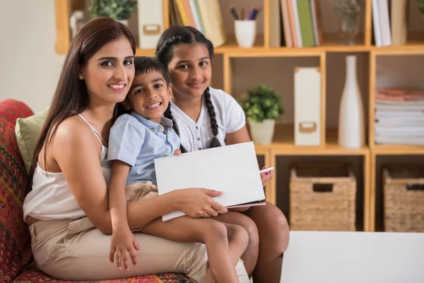 Vrouw en kinderen thuis rusten — Stockfoto