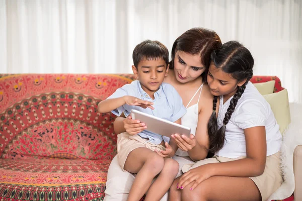 Mãe e crianças usando tablet digital — Fotografia de Stock