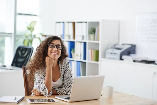 Bella bruna in occhiali sul posto di lavoro — Foto Stock