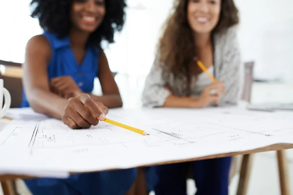 Female architects discussing details — Stock Photo, Image