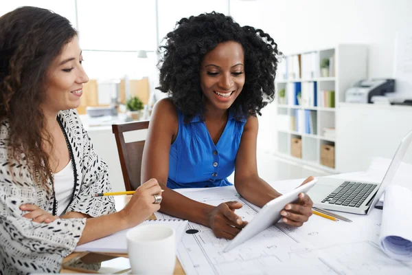 Arquitectas discutiendo ideas — Foto de Stock