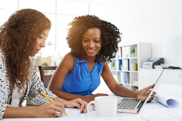 Zakelijke dame nemen notities — Stockfoto