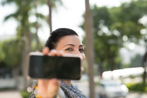 Mujer india tomando selfie — Foto de Stock