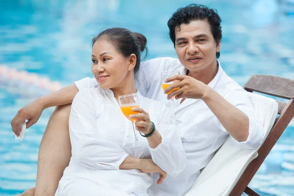 Asian couple enjoying fresh juice — Stock Photo, Image