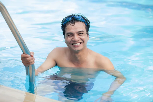 Homem saindo da piscina — Fotografia de Stock