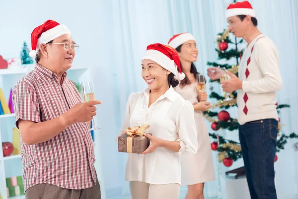 Couples vietnamiens en chapeaux de Père Noël — Photo