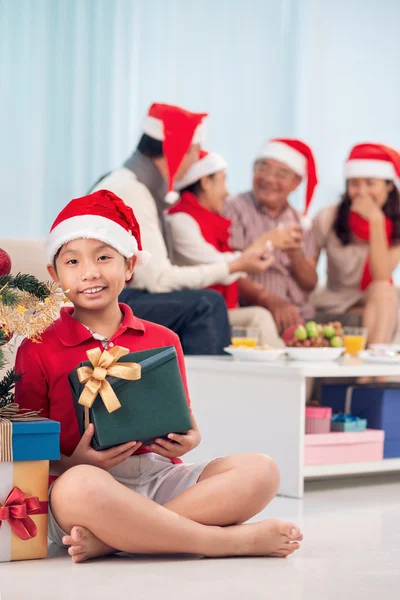 Asiatischer Junge mit Weihnachtsgeschenk — Stockfoto