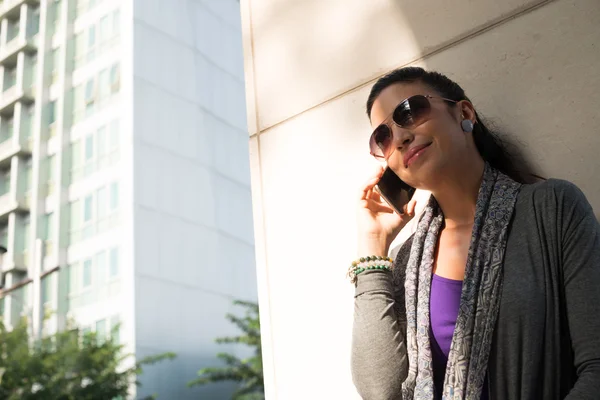 Mujer con gafas de sol hablando por teléfono — Foto de Stock