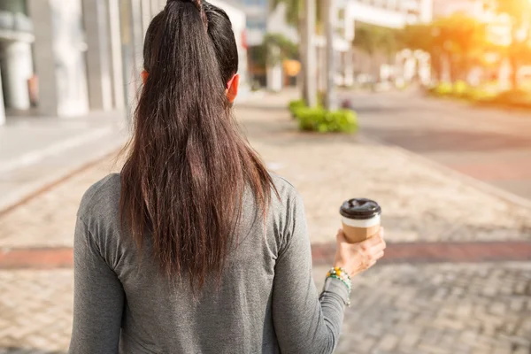 Morena con taza de café para llevar —  Fotos de Stock