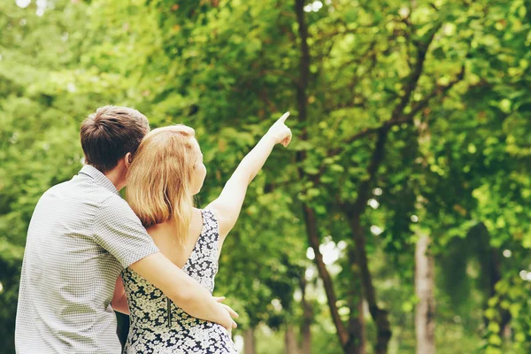 Abrazando pareja buscando en el parque — Foto de Stock