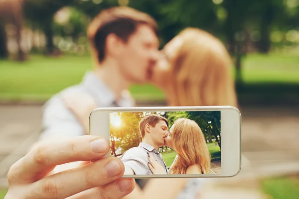 彼自身のガール フレンドにキスを撮影男 — ストック写真