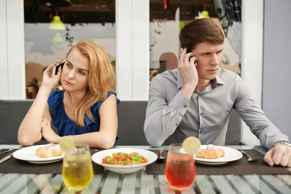 Joven hombre y mujer hablando por teléfono —  Fotos de Stock