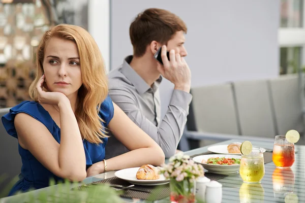 Jolie jeune femme ennuyée sur la date — Photo