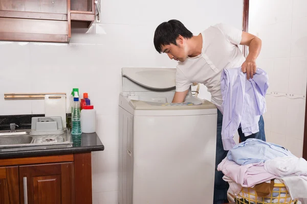 Hombre tomando ropa limpia — Foto de Stock