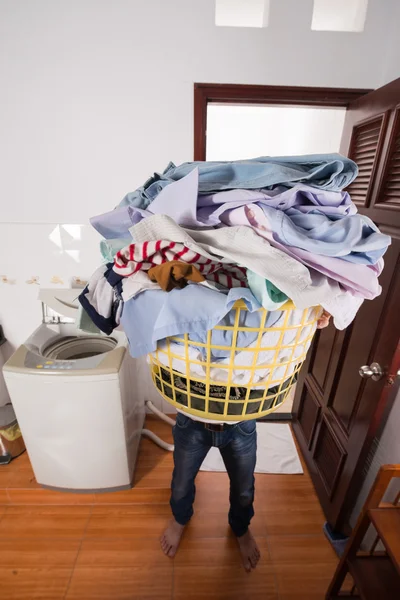 Dona de casa com grande cesta de roupas sujas — Fotografia de Stock