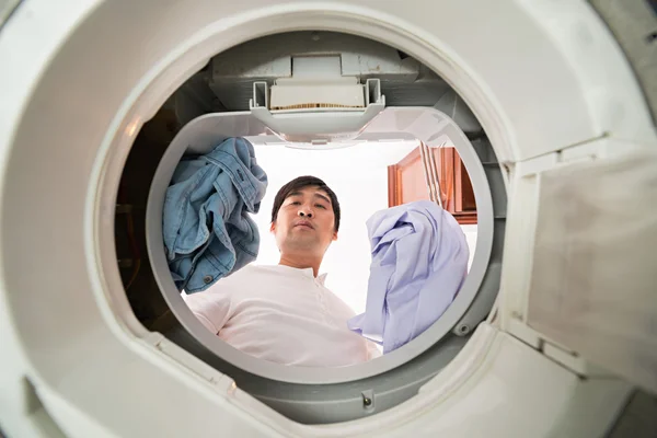 Vietnamita homem carregando máquina de lavar roupa — Fotografia de Stock