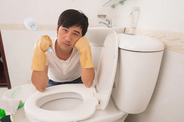 Vietnamese man cleaning toilet — Stock Photo, Image