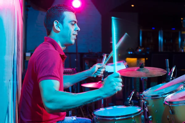 Drummer uitvoeren in club — Stockfoto