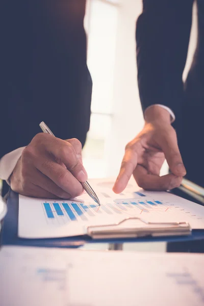 Business people discussing financial chart — Stock Photo, Image