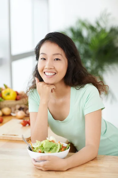 Jonge vrouw met kom salade — Stockfoto