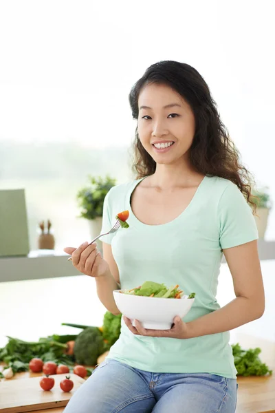 Giovane ragazza con insalata — Foto Stock