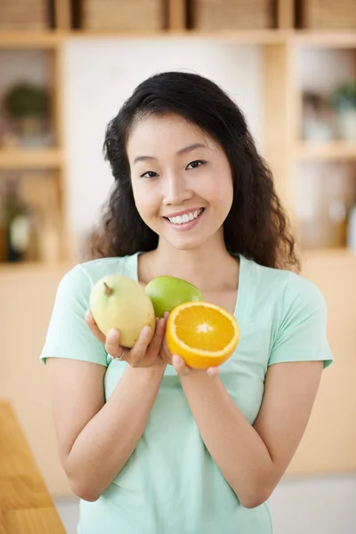 Frau mit frischen Früchten — Stockfoto