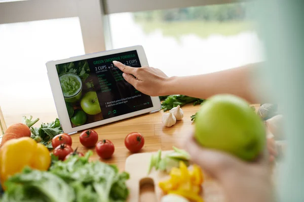 Frau folgt Rezept auf Webseite — Stockfoto