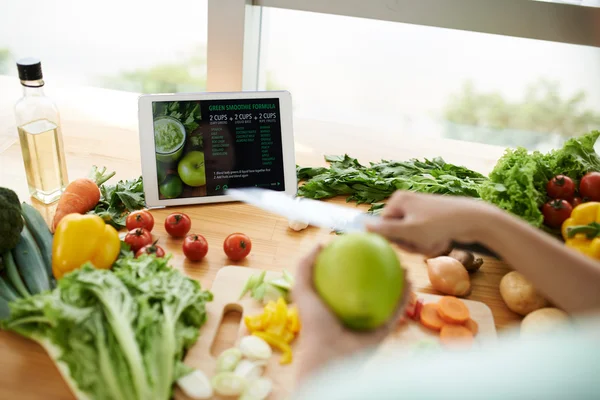 Kvinnan förbereder smoothie — Stockfoto