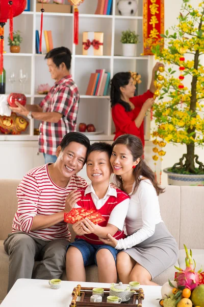 Vietnamese parents and son with envelopes — Stock Photo, Image