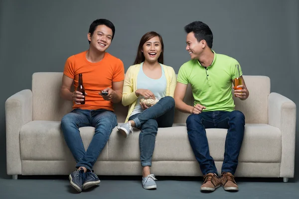 Personas bebiendo cerveza y comiendo palomitas de maíz —  Fotos de Stock