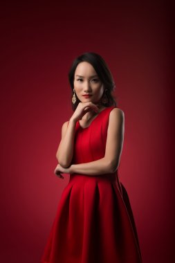 Kırmızı elbiseli Bayan