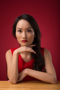 Çekici Kadın Kameraya Bakıyor