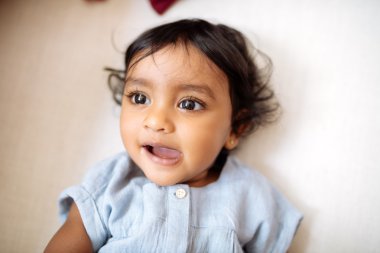 Masum bir çocuğu yatakta yatan