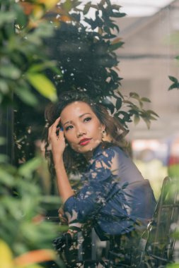 Çekici dalgın esmer