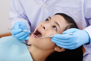 Diş muayenesi olan kadın