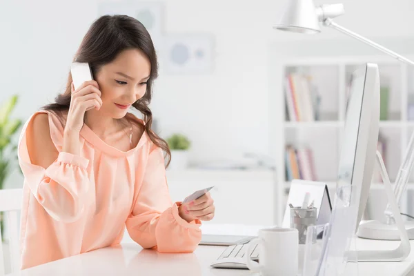 Vrouw bellen naar bank — Stockfoto