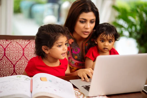 Mother Teaching children — Stock Photo, Image