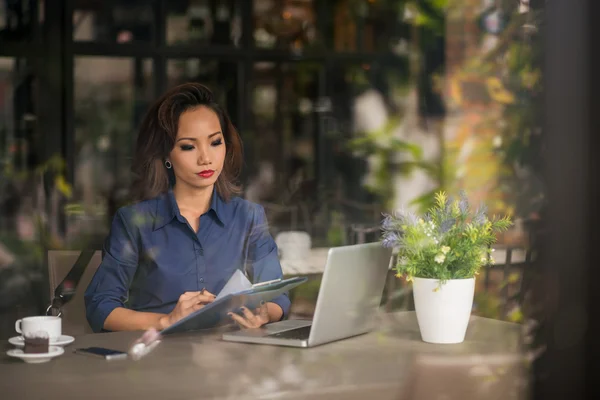 Aantrekkelijke nadenkend brunette — Stockfoto