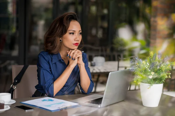 Aantrekkelijke nadenkend brunette — Stockfoto