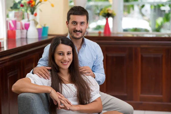 Marido e mulher sentados em casa — Fotografia de Stock