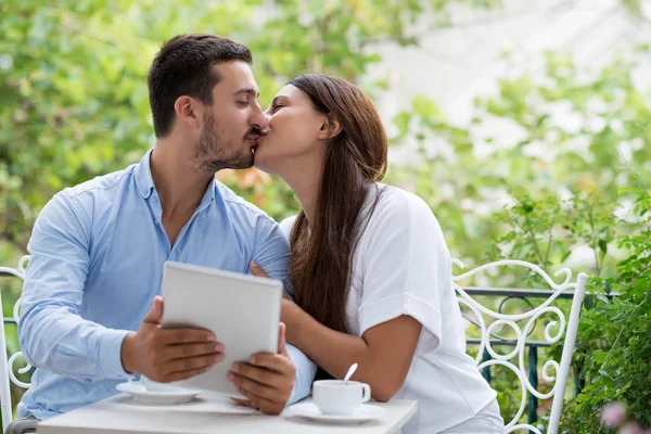 Beijar casal no café ao ar livre — Fotografia de Stock