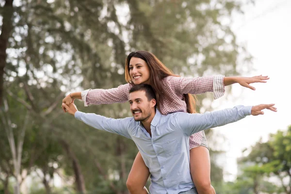 Jeune couple ludique — Photo