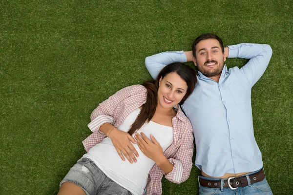 Casal sorridente na grama — Fotografia de Stock