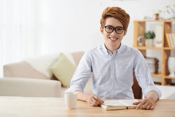 Fleißiger asiatischer Student — Stockfoto