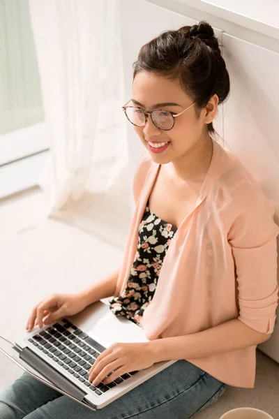 Mulher Computação alegre — Fotografia de Stock