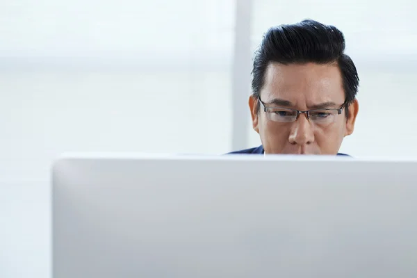 Concentrated Vietnamese businessman — Stock Photo, Image