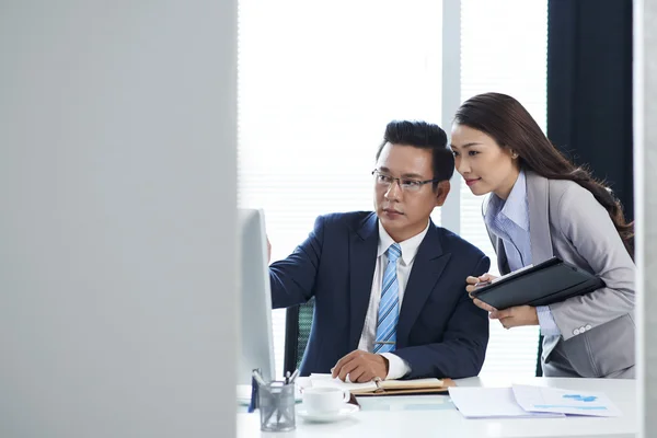 Empresário mostrando algo no computador — Fotografia de Stock